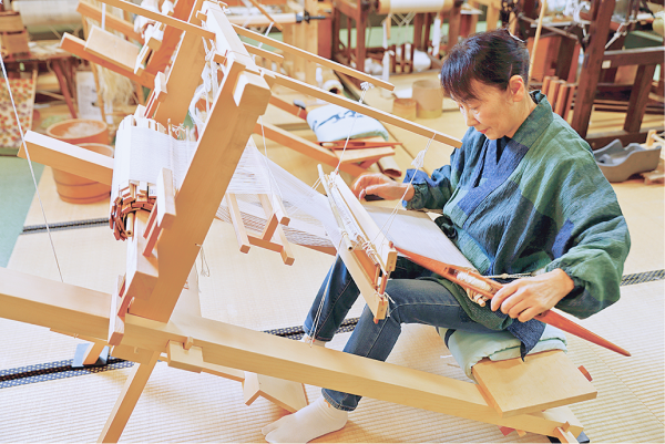 「近江上布伝統産業会館」では近江上布の伝統技術を見学・体験できる