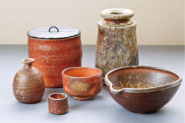 土と炎が「火色（緋色）」「焦げ」などの色合いを生み出す