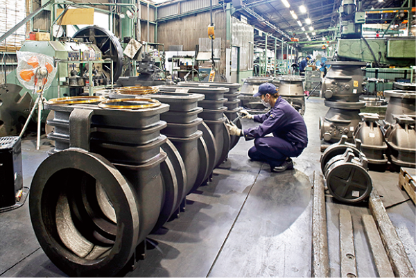 製造現場を支える熟練したスタッフ