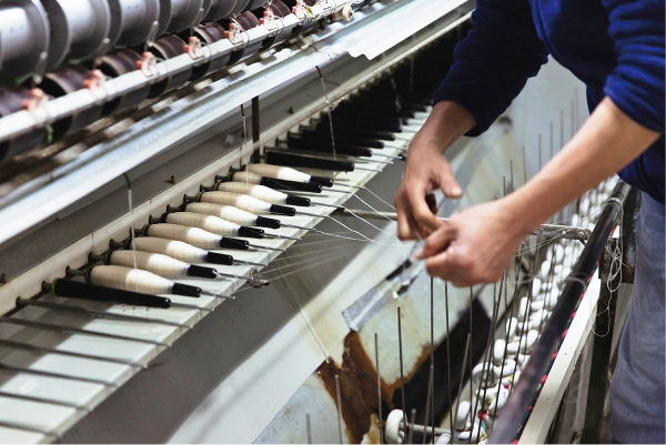 「シボ」を生み出す八丁撚糸工程