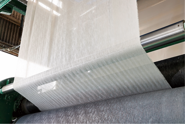国内では高島市にしかない機械を使って生地にシボを加工
