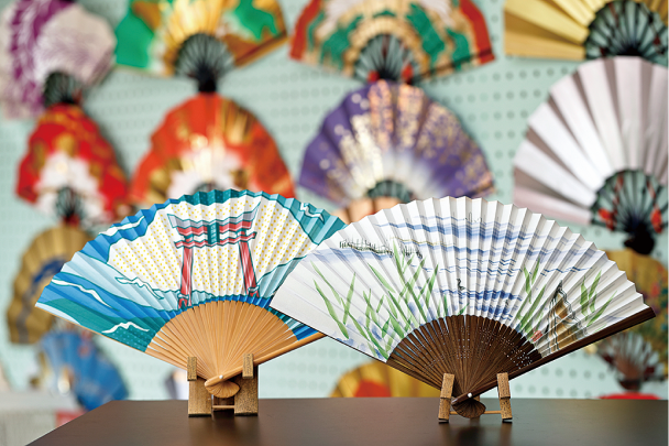 大津絵や近江八景などの絵柄を貼ったオリジナル扇子も製造