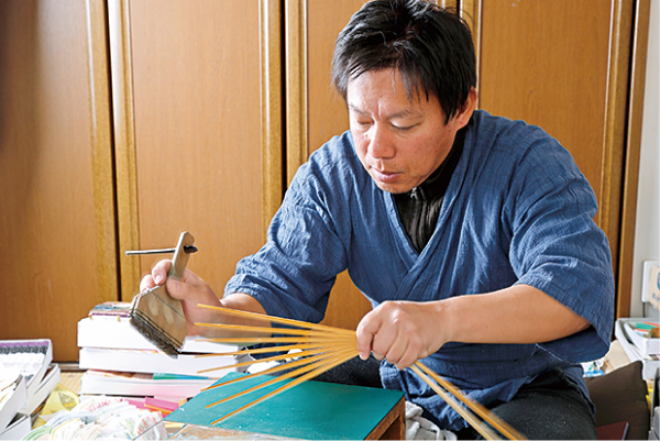 熟練の技を要する繊細な手仕事